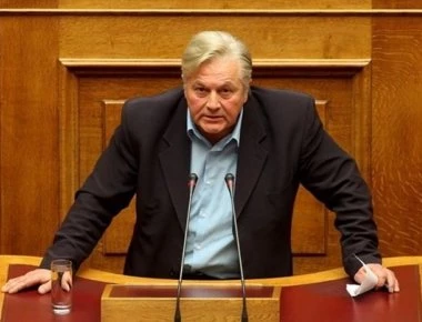 Ο Θ.Παπαχριστόπουλος των ΑΝΕΛ ψηφίζει την συμφωνία-όνειδος «και πάει σπίτι του» (βίντεο)